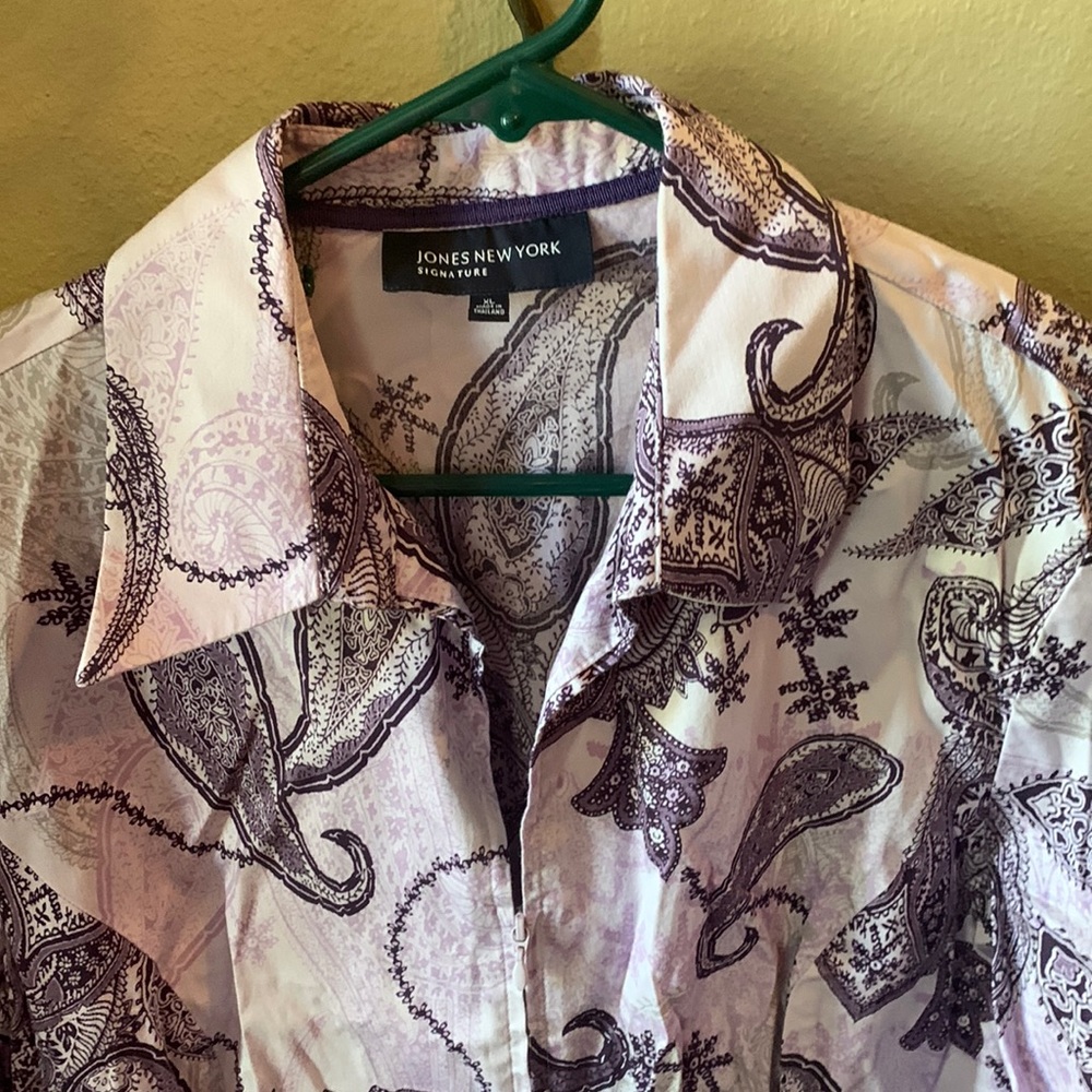 Jones New York fitted zip front blouse.